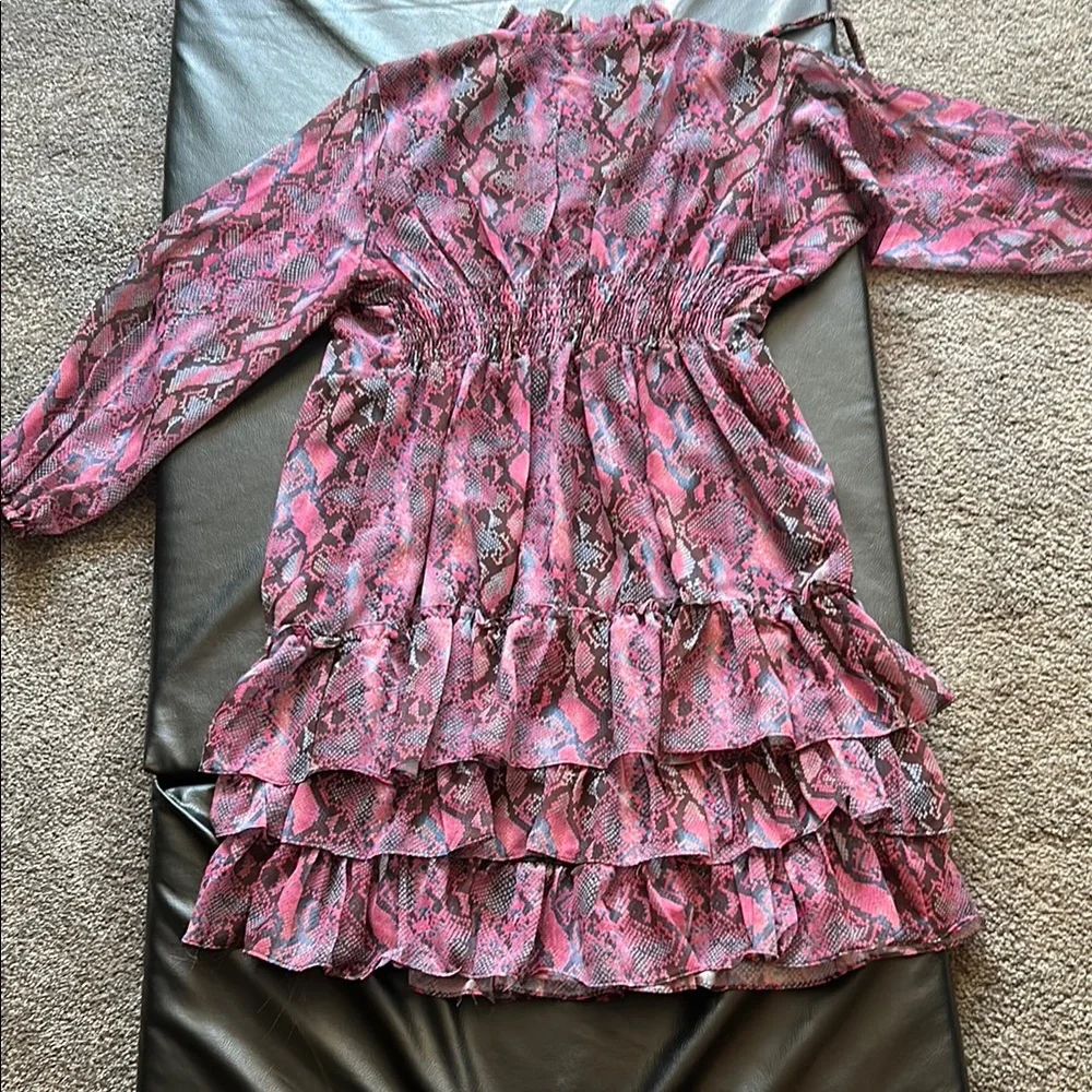 Pink Snake Print Women’s Dress 👗
Boutique. RUNS SMALL more like a MED THAN LARGE - Picture 4 of 4